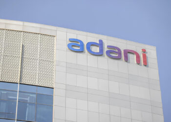 گروه آدانی در حال مذاکره برای خرید بخش اعمار هند به ارزش ۱.۴ میلیارد دلار