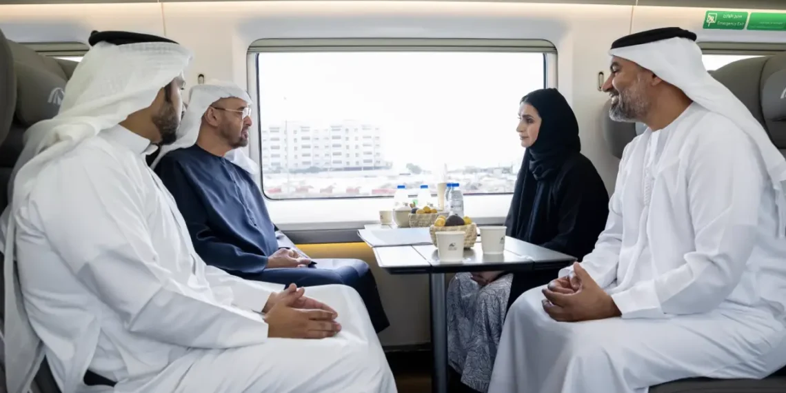 شیخ محمد بن زاید آل نهیان (Sheikh Mohamed bin Zayed Al Nahyan)، رئیس امارات، پیش از افتتاح ایستگاه با قطار اتحاد